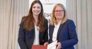 Dr. Clarissa Freundorfer (r.) gratulierte Preisträgerin Lena Özman.